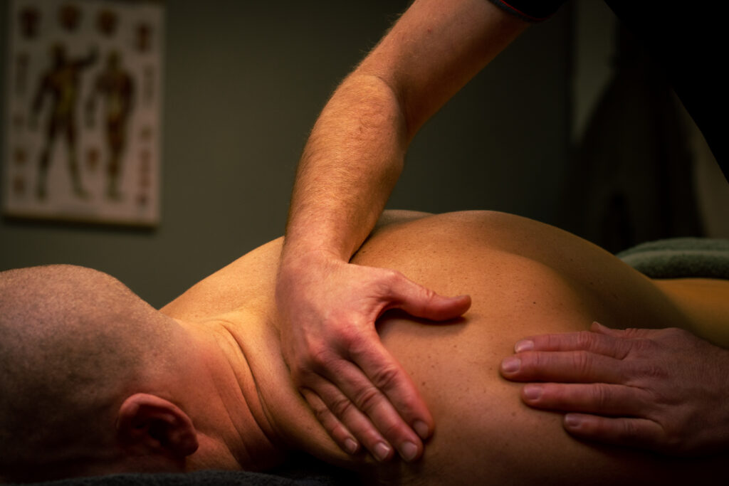 Sportmassage klassieke massage ontspanningsmassage hotstone massage. Dat biedt ik aan als masseur in mijn massagepraktijk in Heerlen. Voor ontspanning, welzijn, wellness en rust.