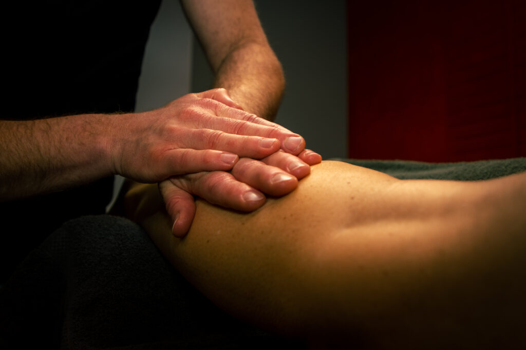 Massagepraktijk Velvaere in Heerlen, Zuid Limburg Parkstad. Masseur voor ontspanning, welzijn, wellness en rust. Aanbod van sportmassage ontspanningsmassage klassieke massage en hotstone massage. 